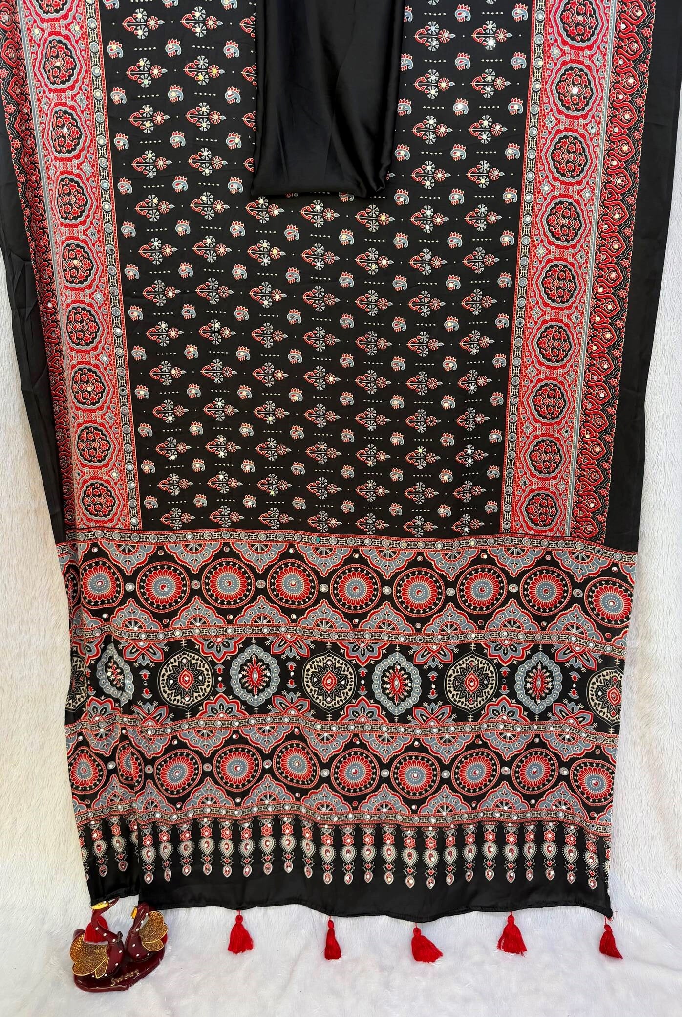 Printed Saree with Traditional Floral Motifs, Heritage Border & Tassel Detailing